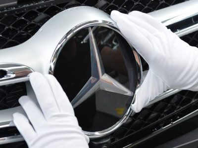 Ein Mercedes-Werk muss offenbar etwas auf die Bremse treten. Einigen Mitarbeiter könnten ihre Jobs verlieren.