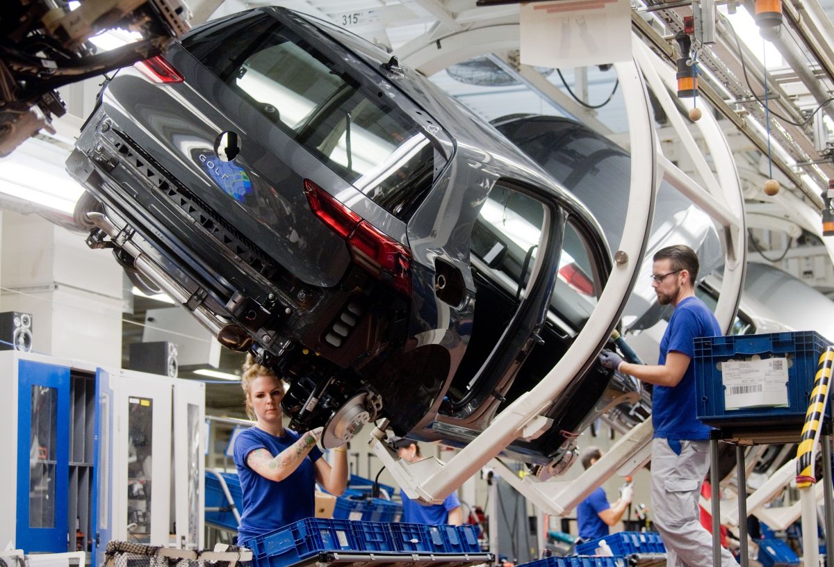 In der zweiten Jahreshälfte geht's bei VW wieder ums Thema Lohn. Es wird eine harte Tarifrunde erwartet. Neue Gerüchte lassen aufhorchen.