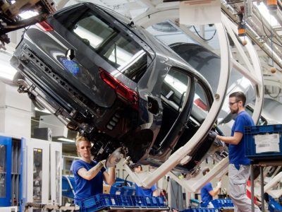 In der zweiten Jahreshälfte geht's bei VW wieder ums Thema Lohn. Es wird eine harte Tarifrunde erwartet. Neue Gerüchte lassen aufhorchen.