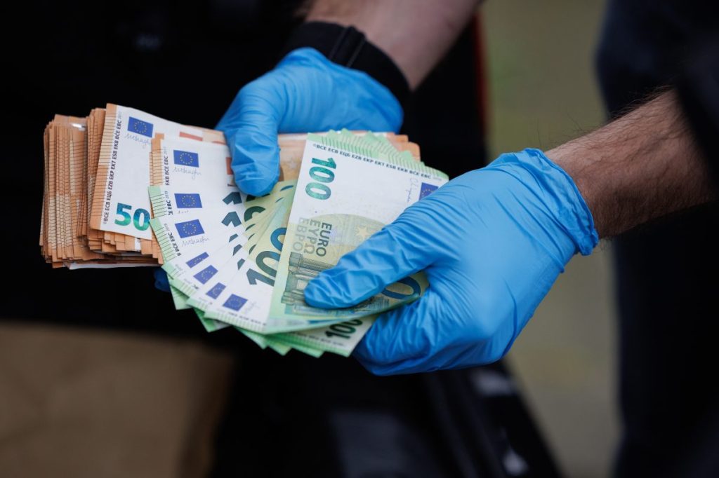 Die Ermittler fanden auch mehr als 80.000 Euro Bargeld, Handys und eine scharfe Schusswaffe. 