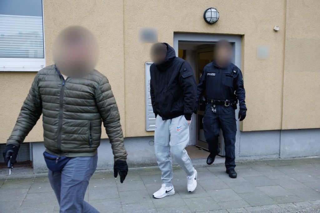 Drei mutmaßliche Drahtzieher der Dealergruppe seien vorläufig festgenommen worden, teilte die Polizei am Dienstag mit.