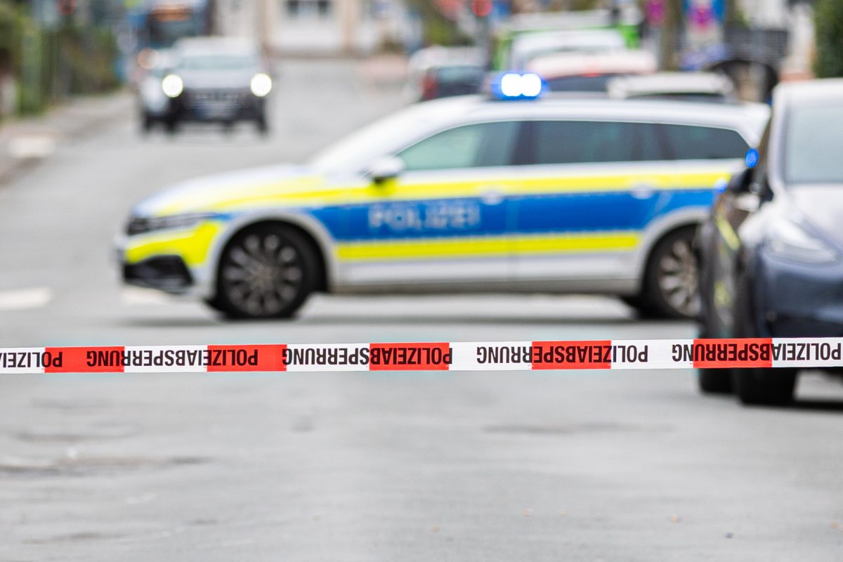 Nienburg in Niedersachsen: Polizei erschießt Mann nach Messer-Angriff - Beamtin angeschossen.