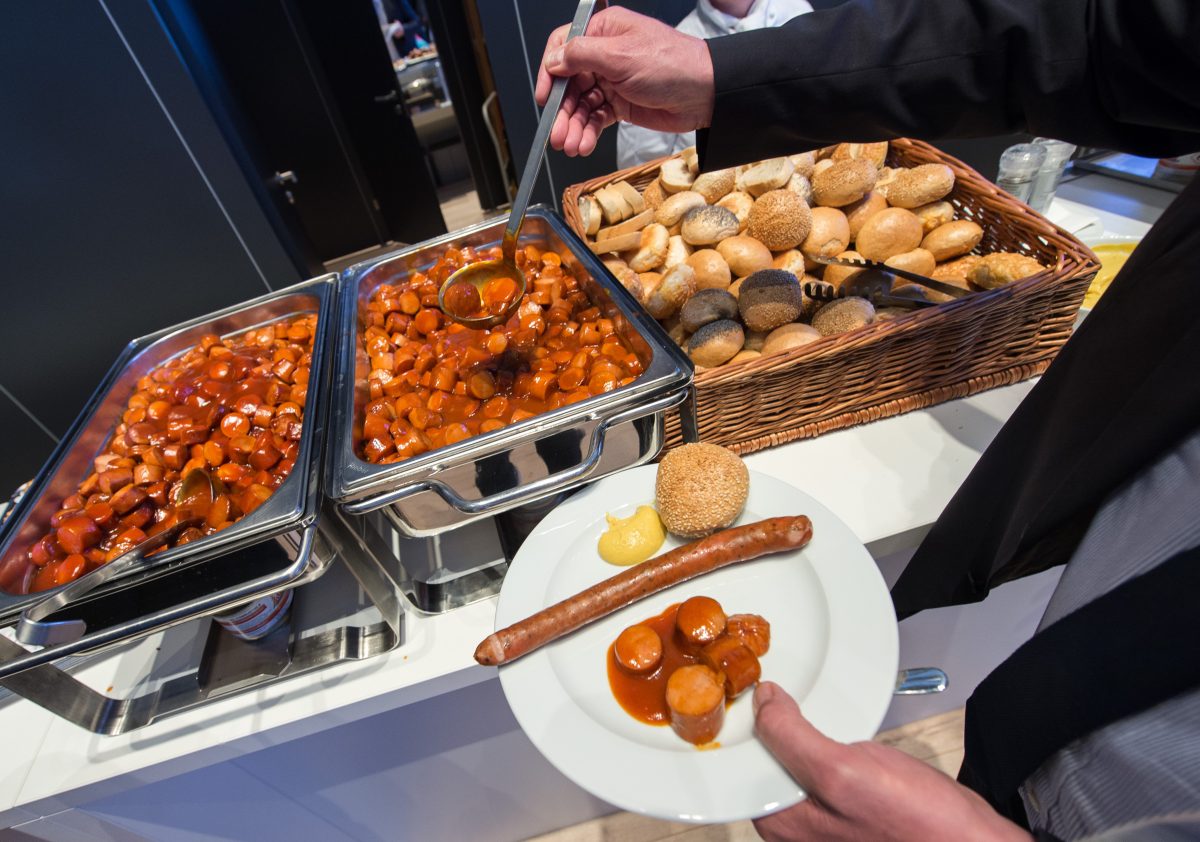 Es gibt Dinge, die darfst du eigentlich nicht ändern. Die VW-Currywurst gehörte immer zum festen Pausen-Snack der Presse-Leute beim VfL-Spiel. Bis jetzt!