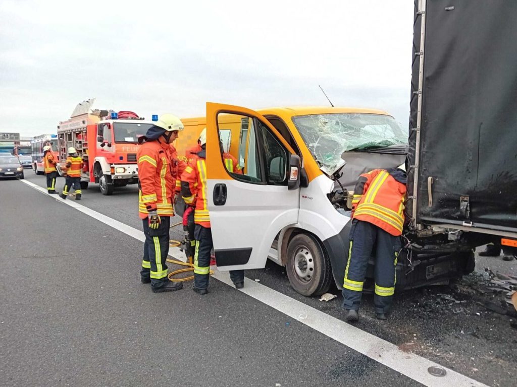 Drei Fahrzeuge waren involviert, darunter zwei Lkw.