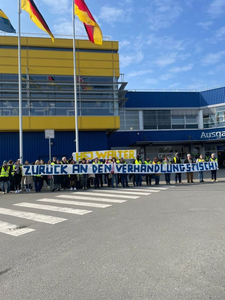 Ikea-Beschäftigte haben in Braunschweig eine klare Botschaft mitgebracht. 