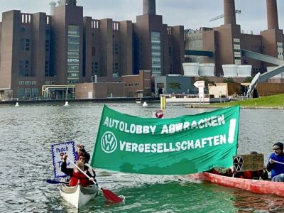 Sonntägliche Aktion in Wolfsburg: Klima-Aktivisten haben einmal mehr gegen Volkswagen und die Auto-Industrie protestiert. Mit dabei: Ein VW-Mitarbeiter!