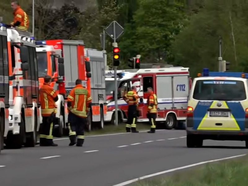 Kreis Wolfenbüttel: Mitten im Feuer-Chaos kracht es gewaltig – VW-Fahrer kämpft um sein Leben