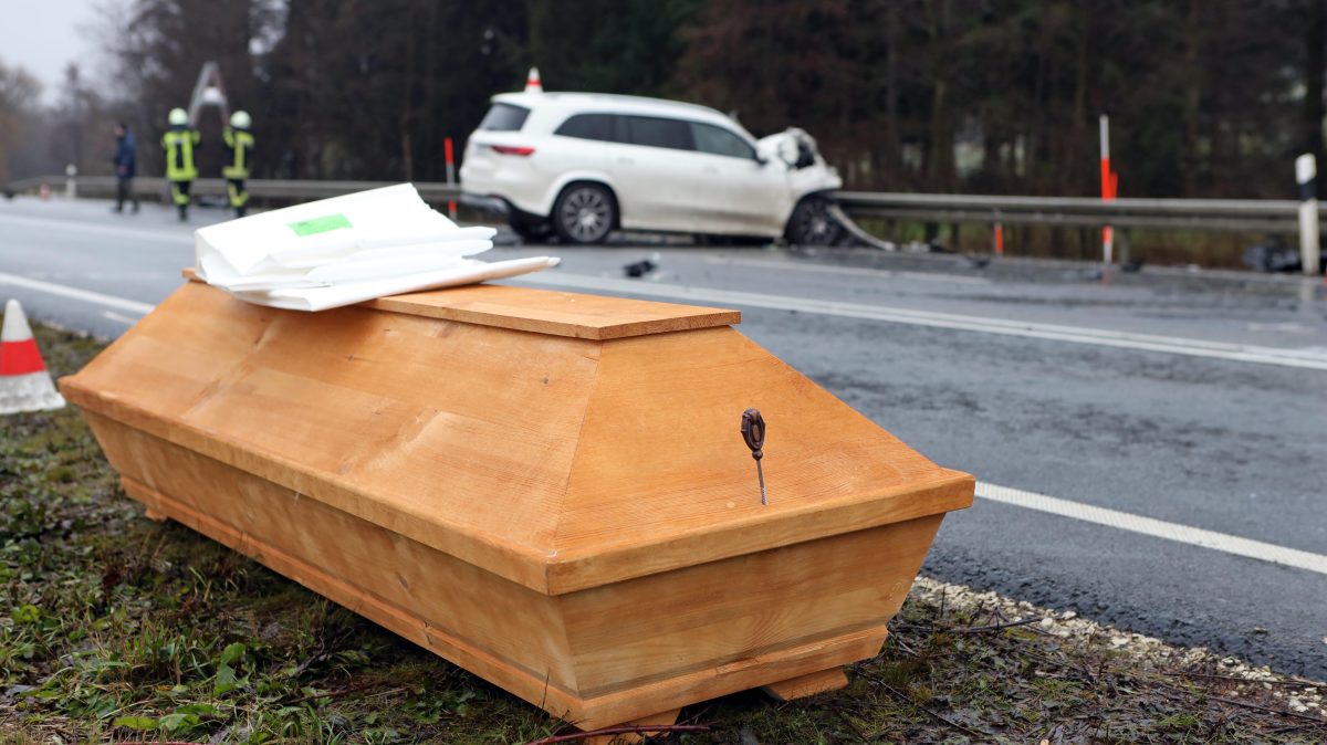 Ein Sarg steht an der B82 nach einem schweren Unfall nahe Goslar. Bei dem Unfall mit mehreren beteiligten Autos waren im Dezember drei Menschen gestorben.