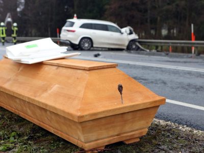 Ein Sarg steht an der B82 nach einem schweren Unfall nahe Goslar. Bei dem Unfall mit mehreren beteiligten Autos waren im Dezember drei Menschen gestorben.