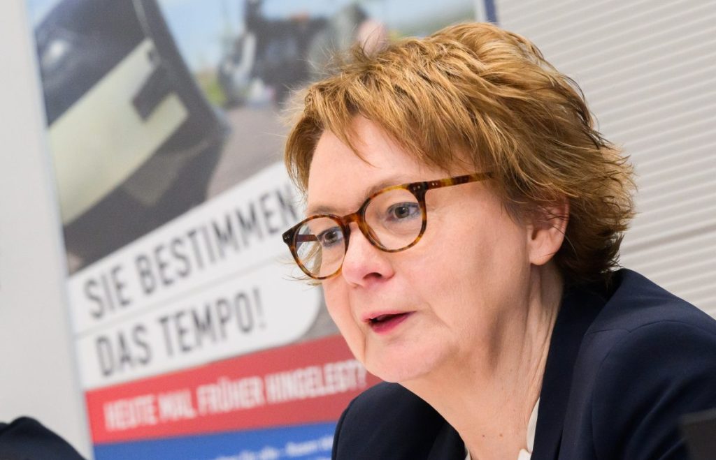 Daniela Behrens (SPD), Innenministerin Niedersachsen, hat die Polizeiliche Verkehrsunfallstatistik für das Jahr 2023 vorgestellt.