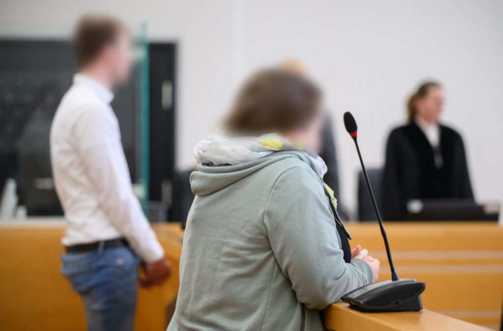 Im Prozess um einen Mordversuch mit Quecksilber an einem einjährigen Mädchen sind die beiden Angeklagten zu langjährigen Haftstrafen verurteilt worden.