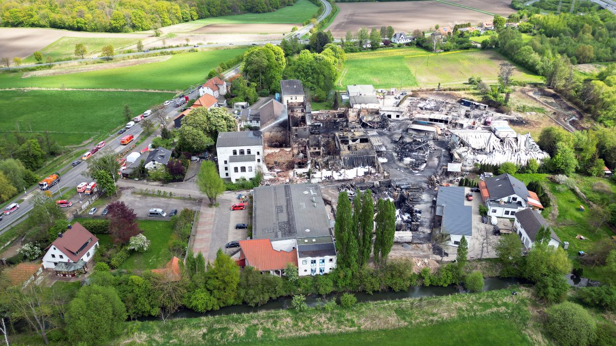Blick auf das Areal nach einem Großbrand in einem Braunschweiger Industriegebiet. Der Brand in einer Firma für Sprayprodukte in Braunschweig beschäftigt die Einsatzkräfte weiter.