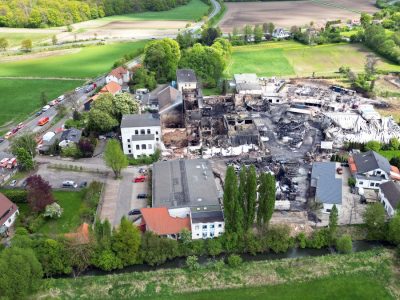 Blick auf das Areal nach einem Großbrand in einem Braunschweiger Industriegebiet. Der Brand in einer Firma für Sprayprodukte in Braunschweig beschäftigt die Einsatzkräfte weiter.