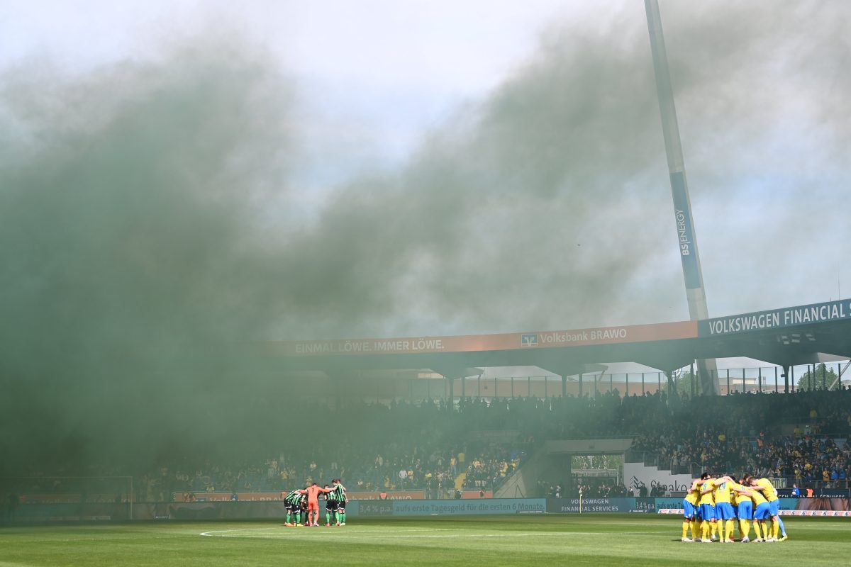 Rauch liegt über dem Derby zwischen Eintracht Braunschweig und Hannover 96.