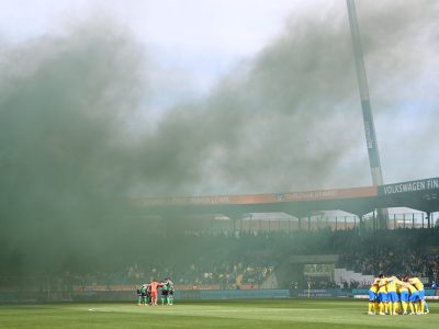Rauch liegt über dem Derby zwischen Eintracht Braunschweig und Hannover 96.