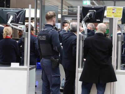 Ein Mann ist am Flughafen Hannover bei der Einreise gestoppt worden. (Symbolbild)