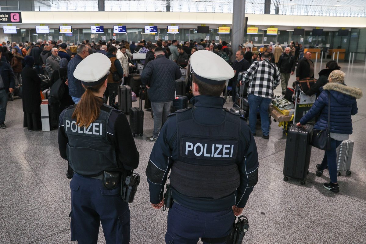 Ein Urlauber ist am Flughafen Hannover von der Polizei gestoppt worden. (Symbolbild)