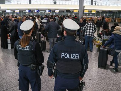 Ein Urlauber ist am Flughafen Hannover von der Polizei gestoppt worden. (Symbolbild)