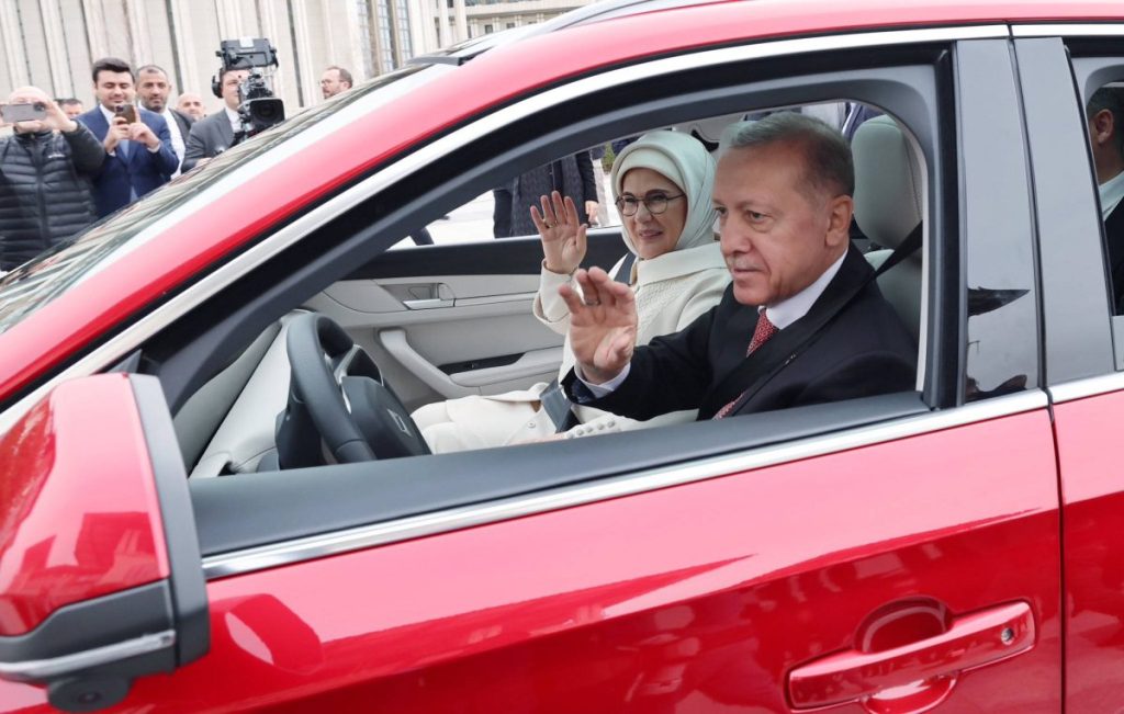 Auch Türkei-Präsident Erdogan fährt auf den Togg ab.