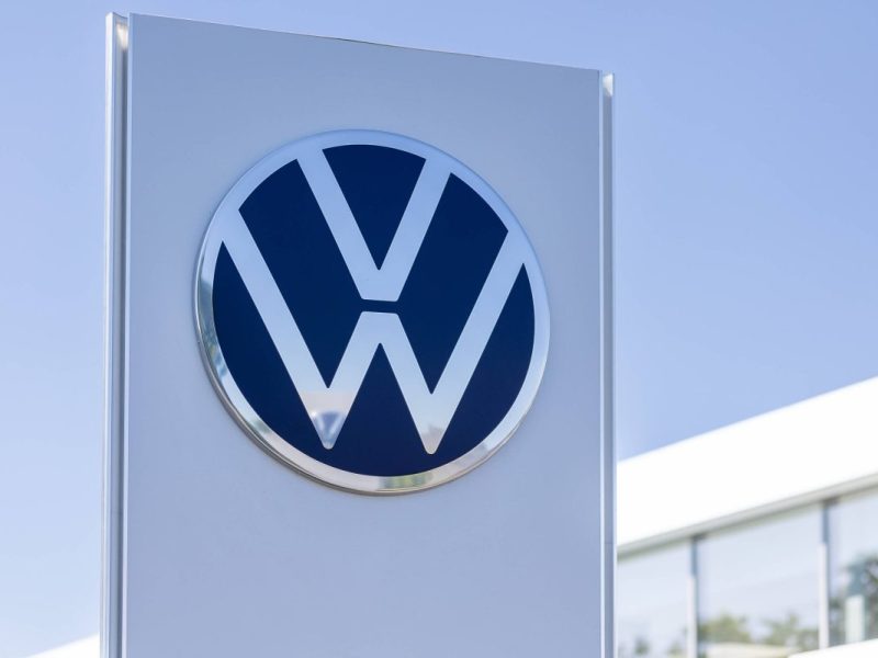 VW: Idee sorgt für heftige Kritik – „Steuergelder bekommen, um Personal abzubauen, geht’s noch?“