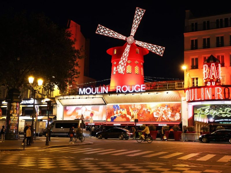 Unglück im Moulin Rouge: Die Mühlenräder des Pariser Wahrzeichens sind eingestürzt