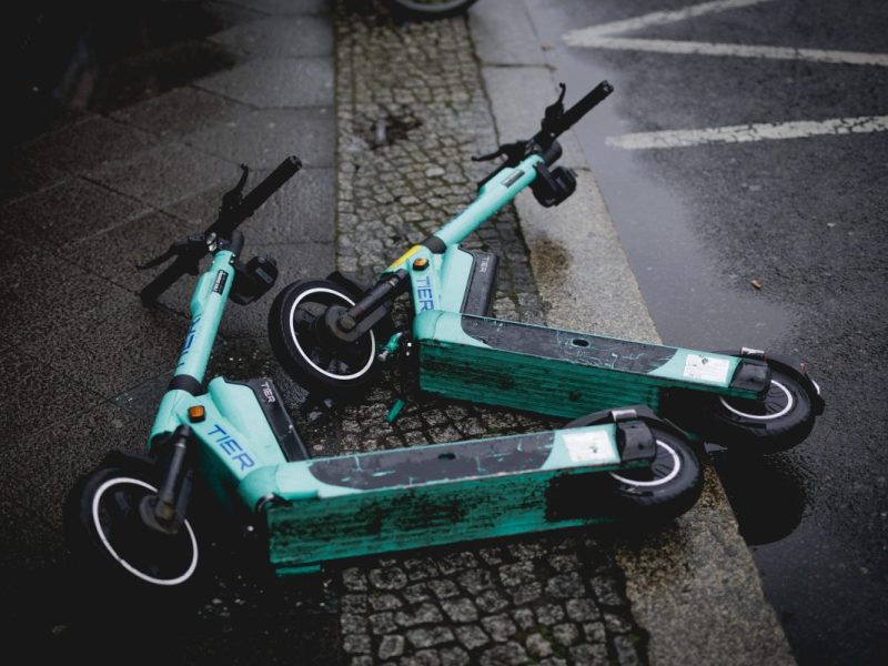 Wolfsburg: E-Scooter-Wahnsinn! Mit dieser Aktion bringt ein Mann alle in Lebensgefahr
