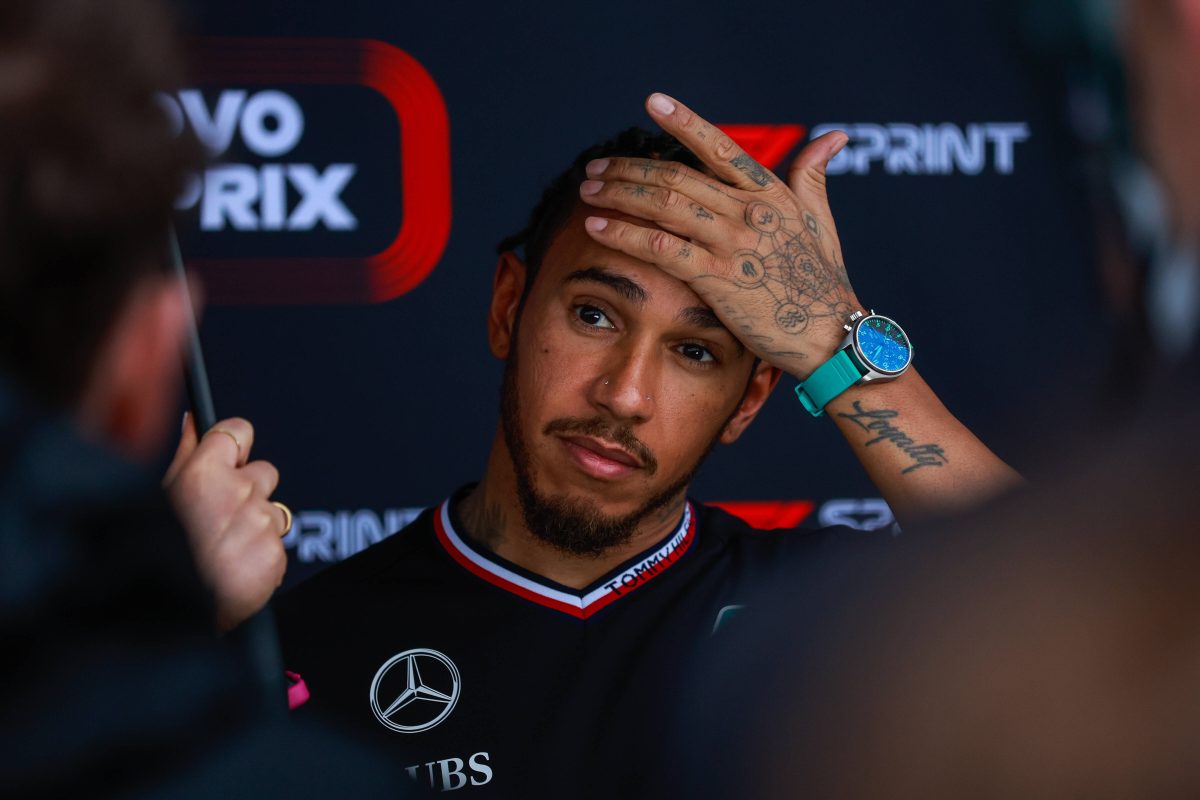 Formel 1: Lewis Hamilton schlägt sich die Hand vor den Kopf.