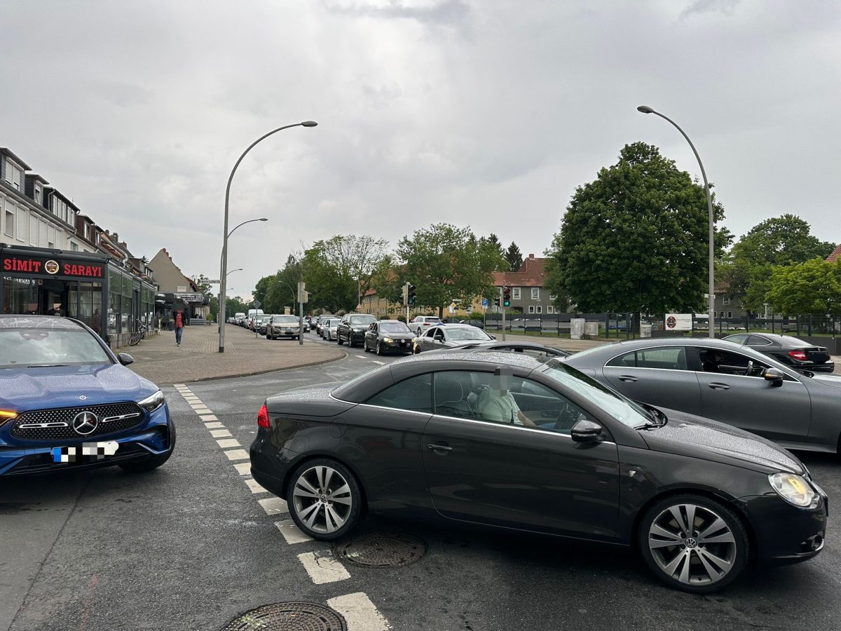 Salzgitter: Mega-Hochzeitskorso verstopft Straßen – Autos fahren über Gehweg