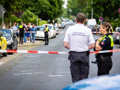 Einsatzkräfte von Polizei und Rettungsdienst stehen an einer Polizeiabsperrung. Bei einem Verkehrsunfall in der Region Hannover ist ein Kind tödlich verletzt worden. Der Junge war unvermittelt auf die Straße gelaufen, wie die Polizei mitteilte.