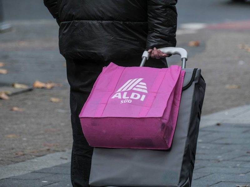 Aldi in Braunschweig: Seniorin geht einkaufen – doch eine Begegnung wird ihr zum Verhängnis