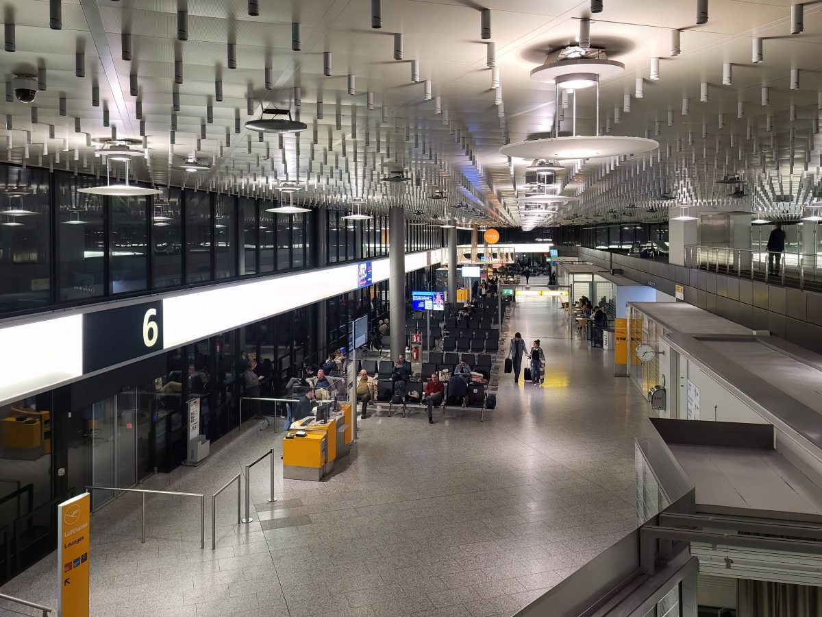 Flughafen Hannover: Passagiere steigen gerade ins Flugzeug – da greift der Pilot hart durch