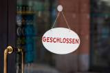 Geschlossen - Schild an einer Türe von einem Geschäft (Symbolbild)
