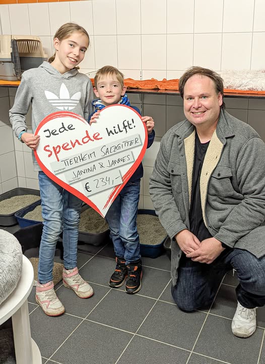 Janina und Jannes haben mit selbstgebastelten Sternen Spenden gesammelt.