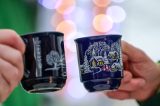 Zwei Menschen stoÃŸen mit GlÃ¼hwein an