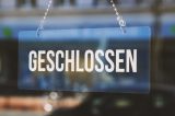 Geschlossen Schild im Schaufenster