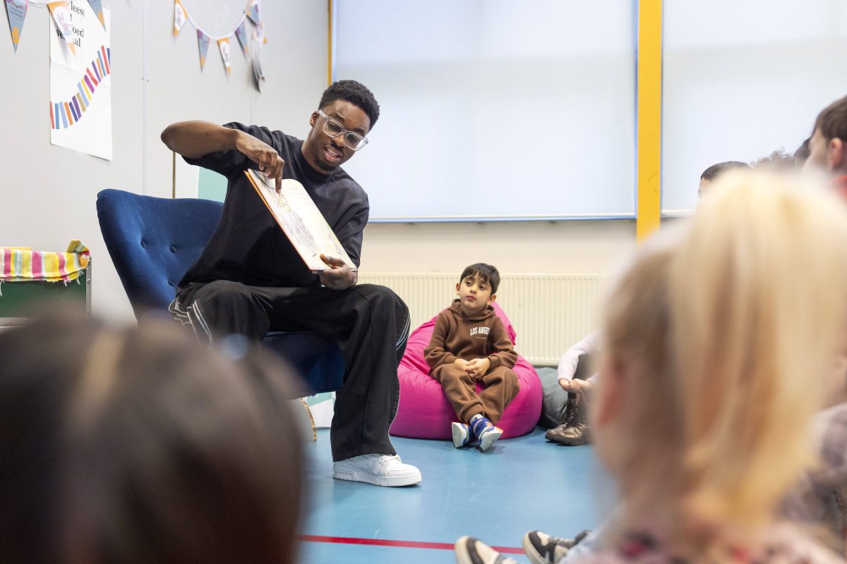 Ein Lehrer bringt seinen Schülern etwas bei (Symbolbild Thüringen)