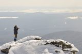 Fotograf macht auf dem Brocken im Harz ein Foto