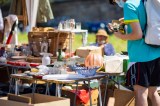 Person auf dem TrÃ¶delmarkt am JohannstÃ¤dter Elbufer