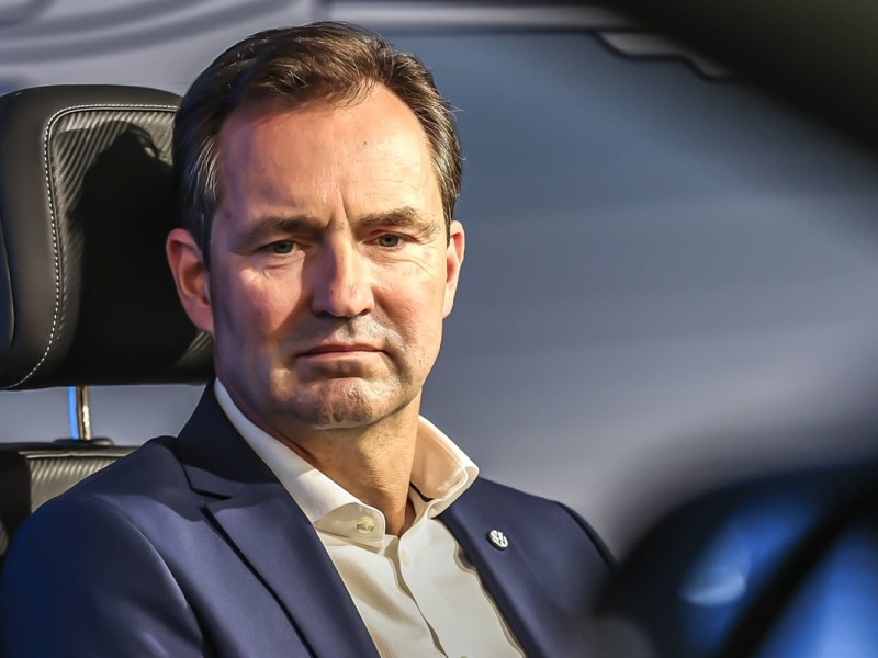 VW: Marken-Boss SchÃ¤fer sorgt fÃ¼r Wirbel! MÃ¼ssen sich 24.000 Mitarbeiter einschrÃ¤nken?