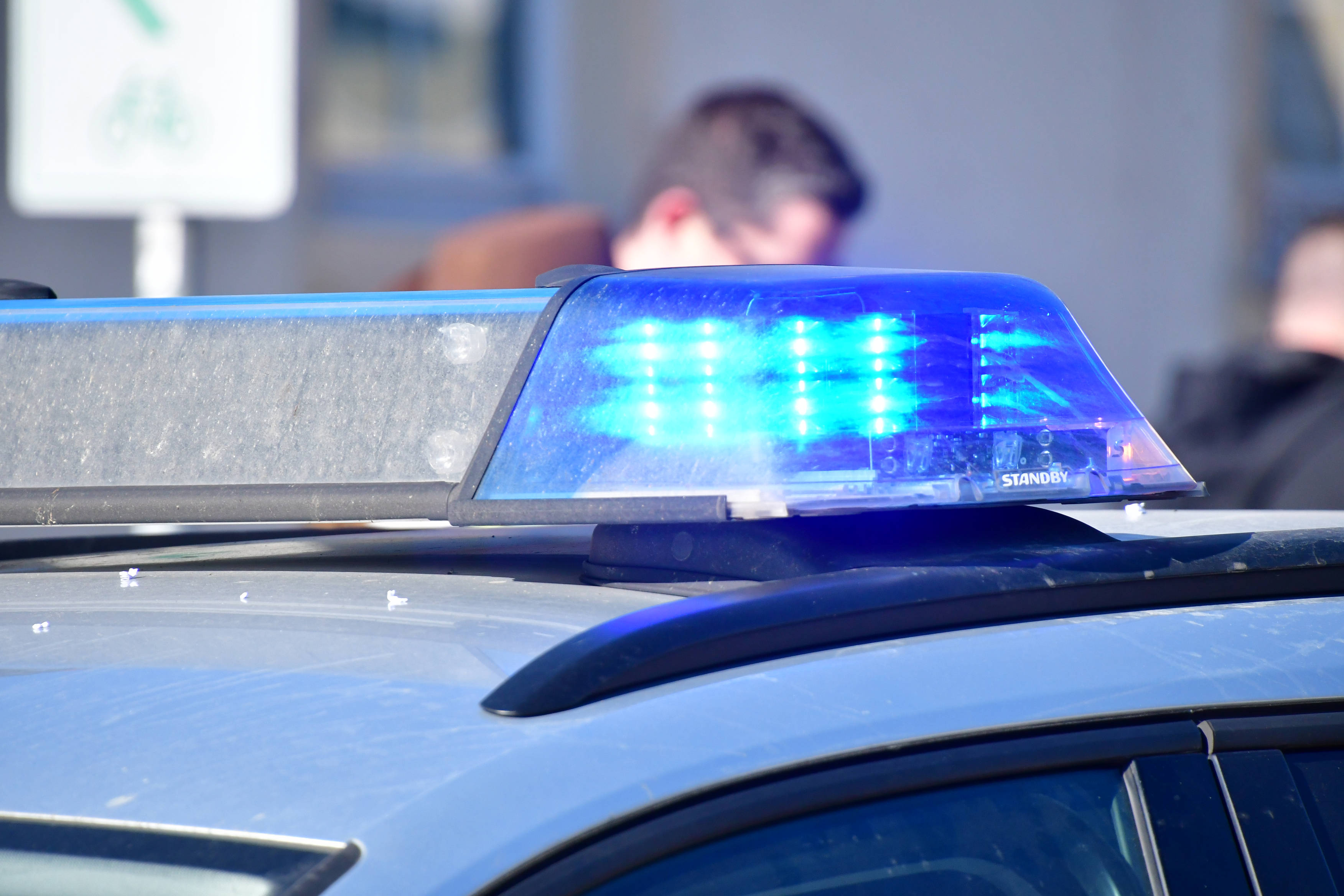 Blaulicht an einem Einsatzwagen der Polizei