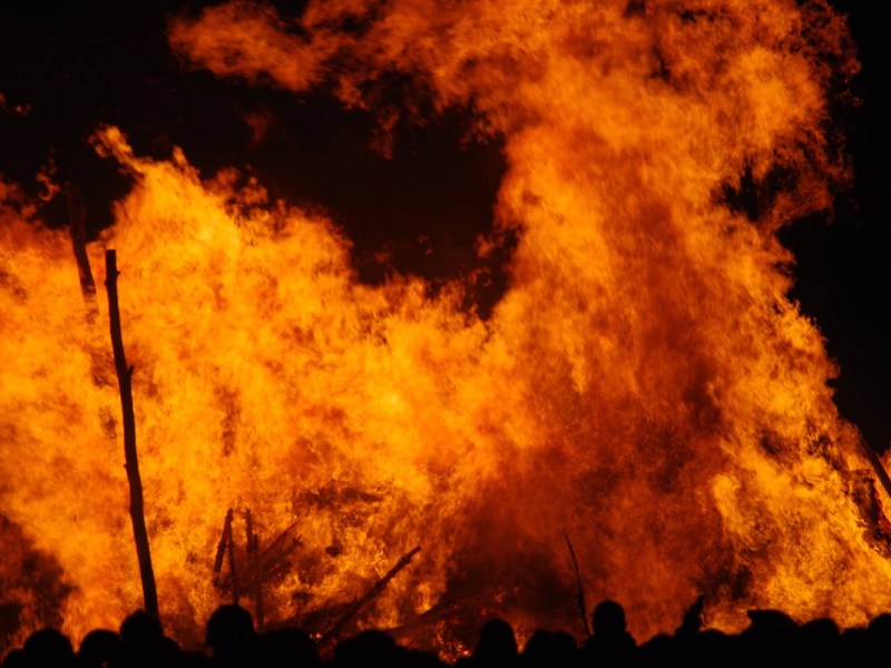 Salzgitter: Hinterhältige Attacke am Osterfeuer! Frau bewusstlos entdeckt