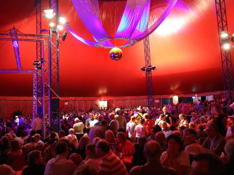 „Kultur im Zelt“ in Braunschweig: Programm fix! Auf diese Acts darfst du dich freuen