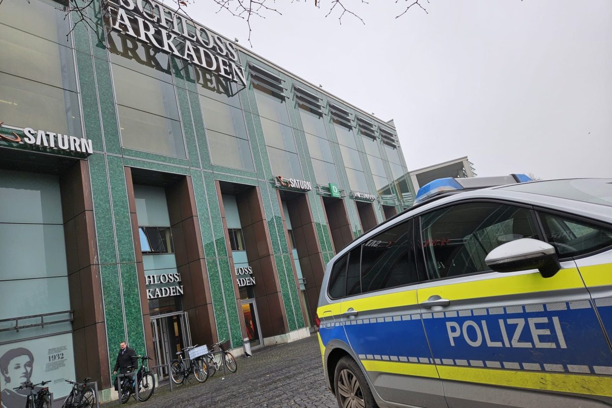 Polizeiwagen vor dem Schloss Braunschweig