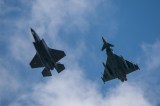 Uebung der US-Air Base in Ramstein mit zwei Kampfjets in der Luft