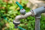 Trockener Wasserhahn im Garten.