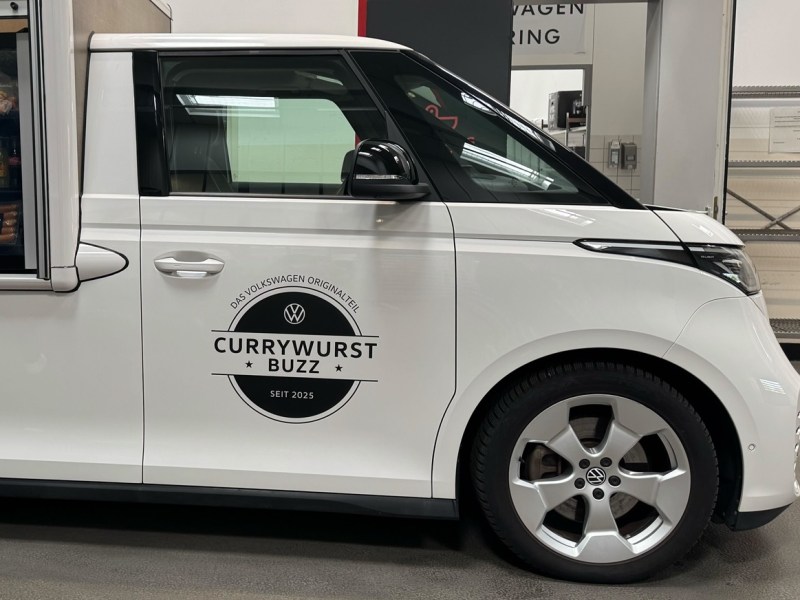 VW: Irrer Bulli auf dem Werksgelände! Er hat eine besondere Aufgabe