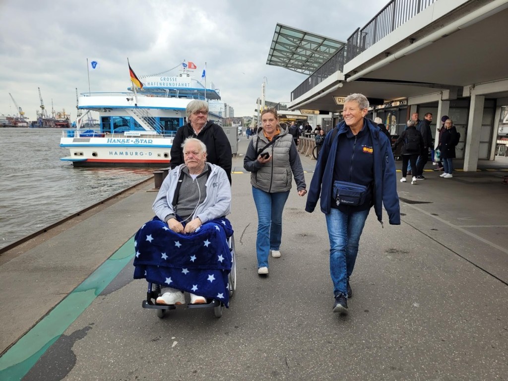 Das Team des ASB-Wünschewagen Niedersachsen und Helge und seine Frau am Hamburger Hafen