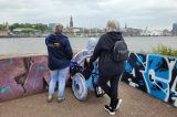 Das Team des ASB-Wünschewagen Niedersachsen und Helge am Hamburger Hafen