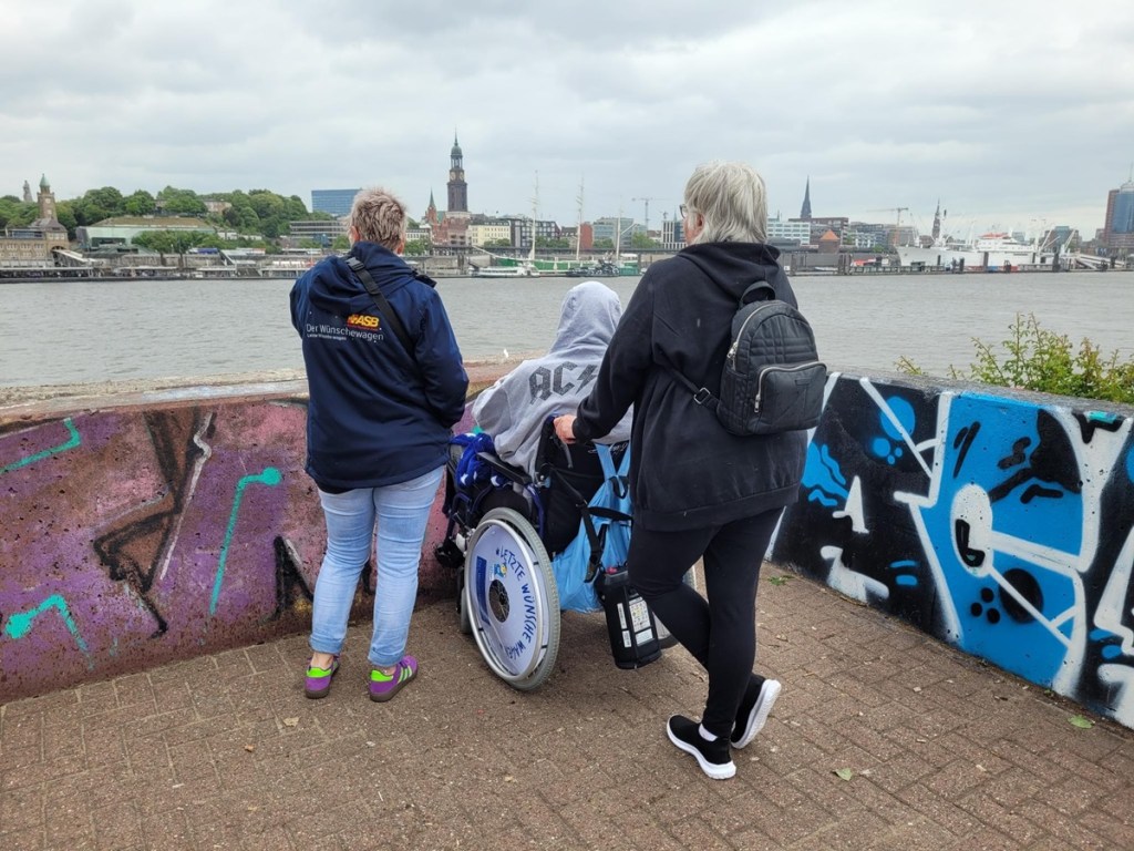Das Team des ASB-Wünschewagen Niedersachsen und Helge am Hamburger Hafen