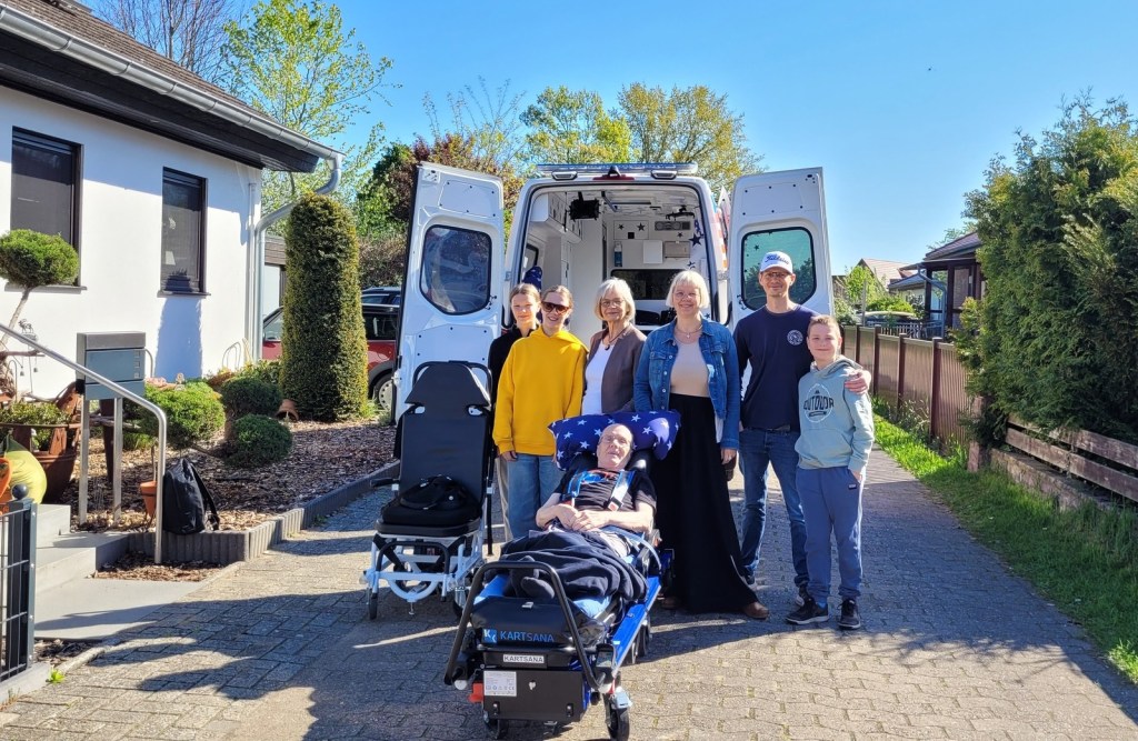 Gemeinsam mit seiner Ehefrau, seinen Kindern und Enkeln und dem Team des Wünschewagen Niedersachsen verbrachte Hans einen Tag an der Nordsee.
